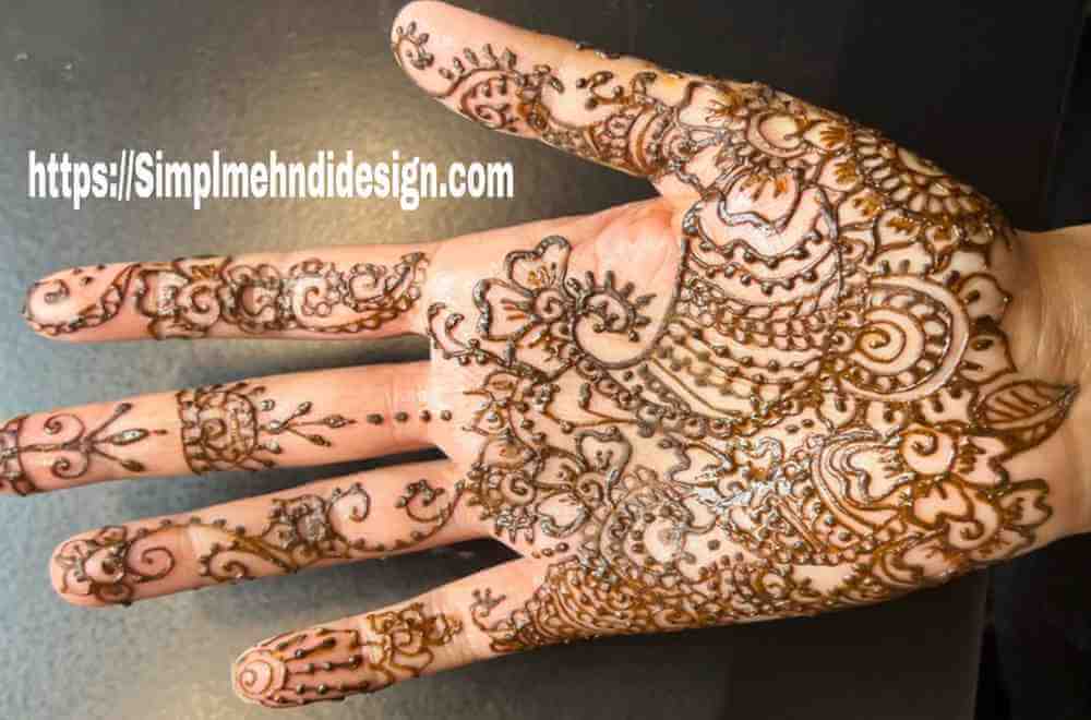 A stylish Arabic mehandi design simple pattern.