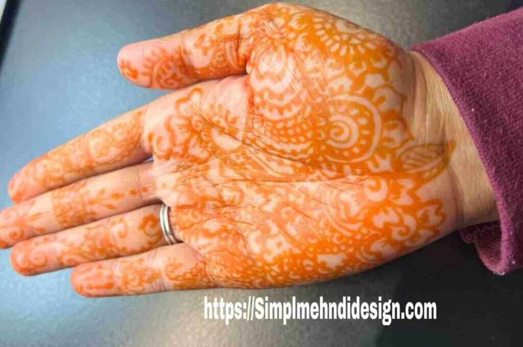 A beautiful flower flower mehandi design simple.