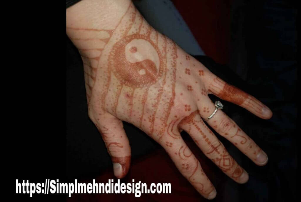 A stylish and trendy mehandi design simple back side.