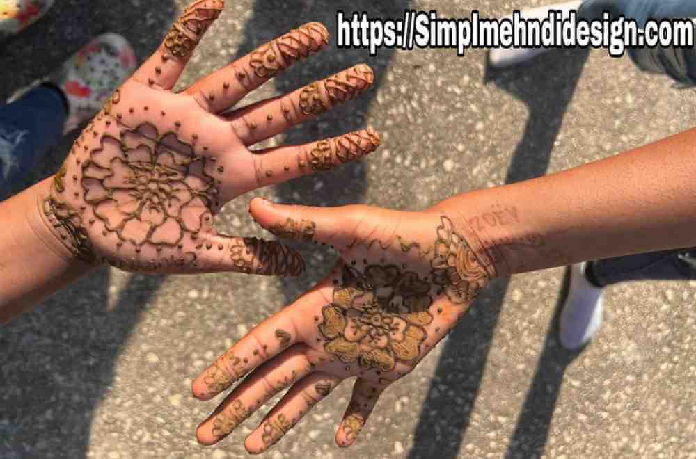 A cute bacchon ki mehandi design simple for kids.